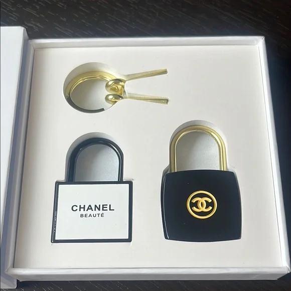 Chanel Beauté Black and Gold Padlock Duo - Picture 2 of 6